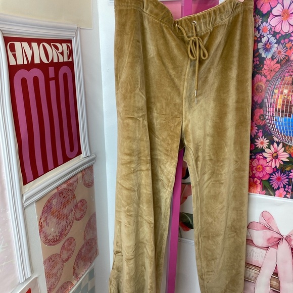 NWOT NILI LOTAN
Daphne Velour Wide-Leg Sweatpants in camel color - Picture 3 of 10